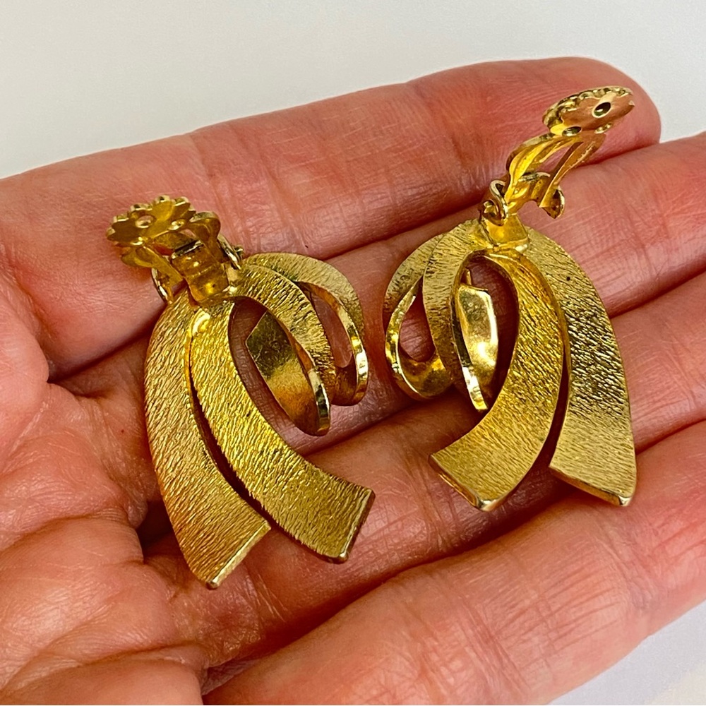 Alice Caviness Gold Tone Modernist Swirl Clip On Earrings Vintage Jewelry - Picture 3 of 12